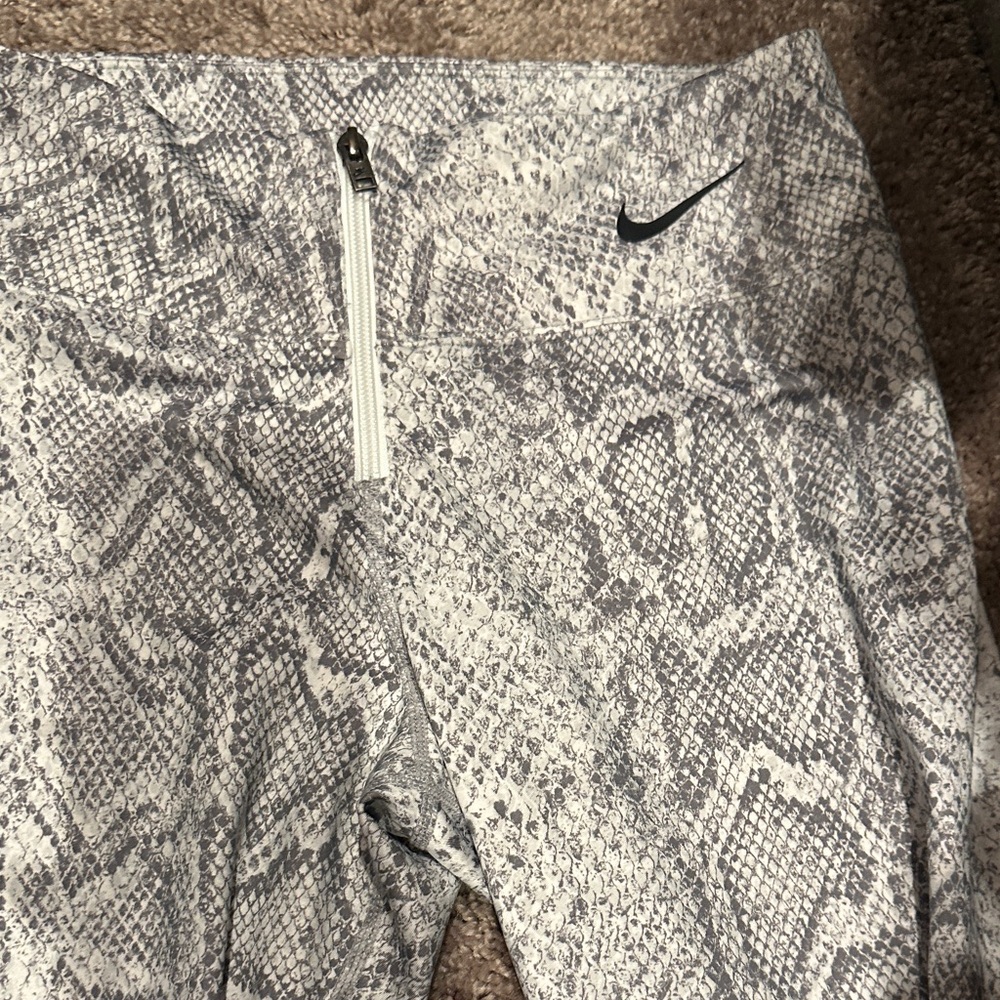 Nike Women’s White Snake-Print Leggings and Long-Sleeve Zip Top Set - Picture 6 of 15